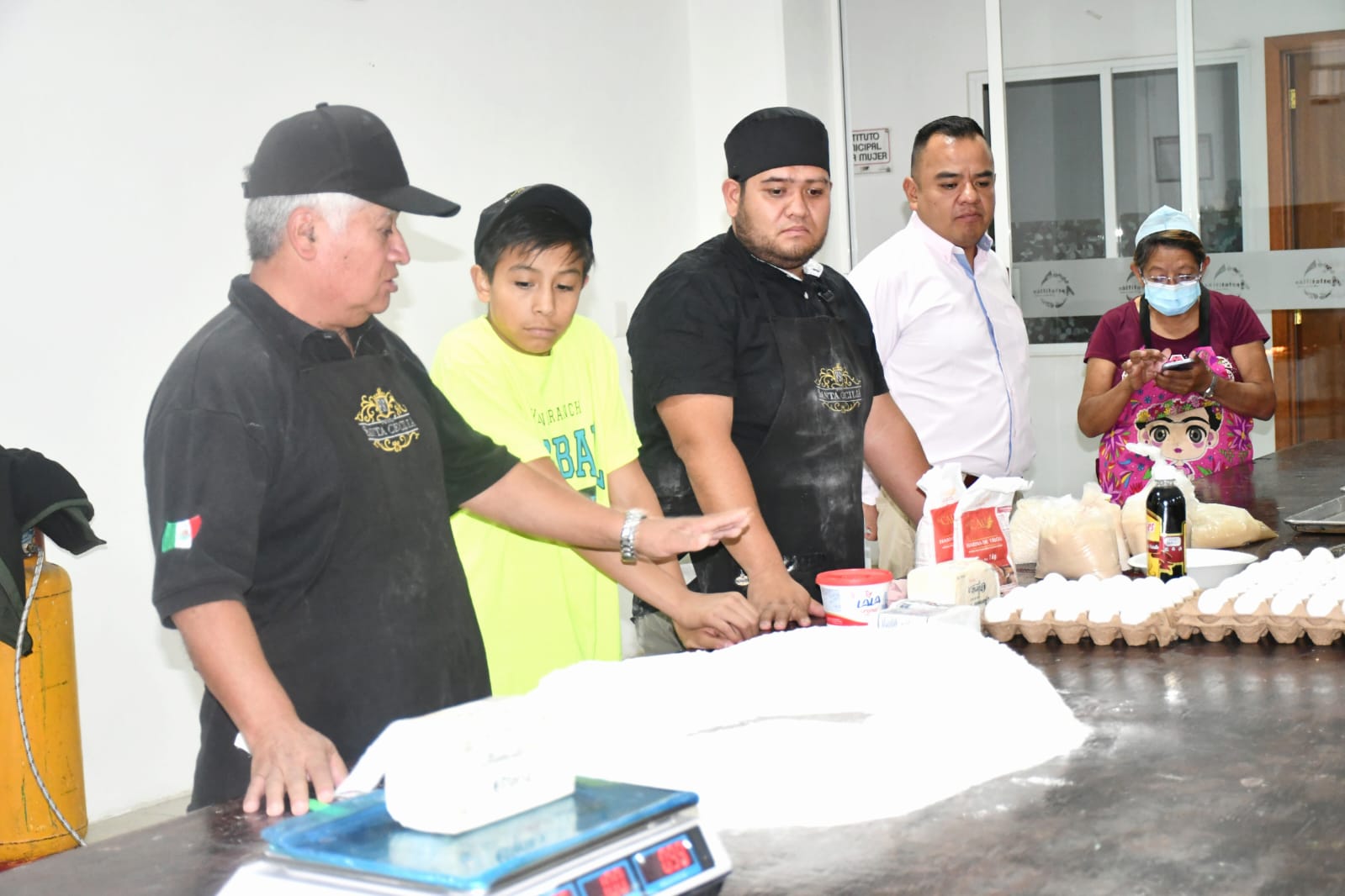 Contribuye el gobierno de Ángelo Gutiérrez a mantener tradiciones en Apetatitlán a través de taller de cocina y repostería